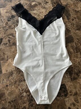 Zara White Ribbed Lace-Trim Bodysuit with Black Lace V-Neck size S